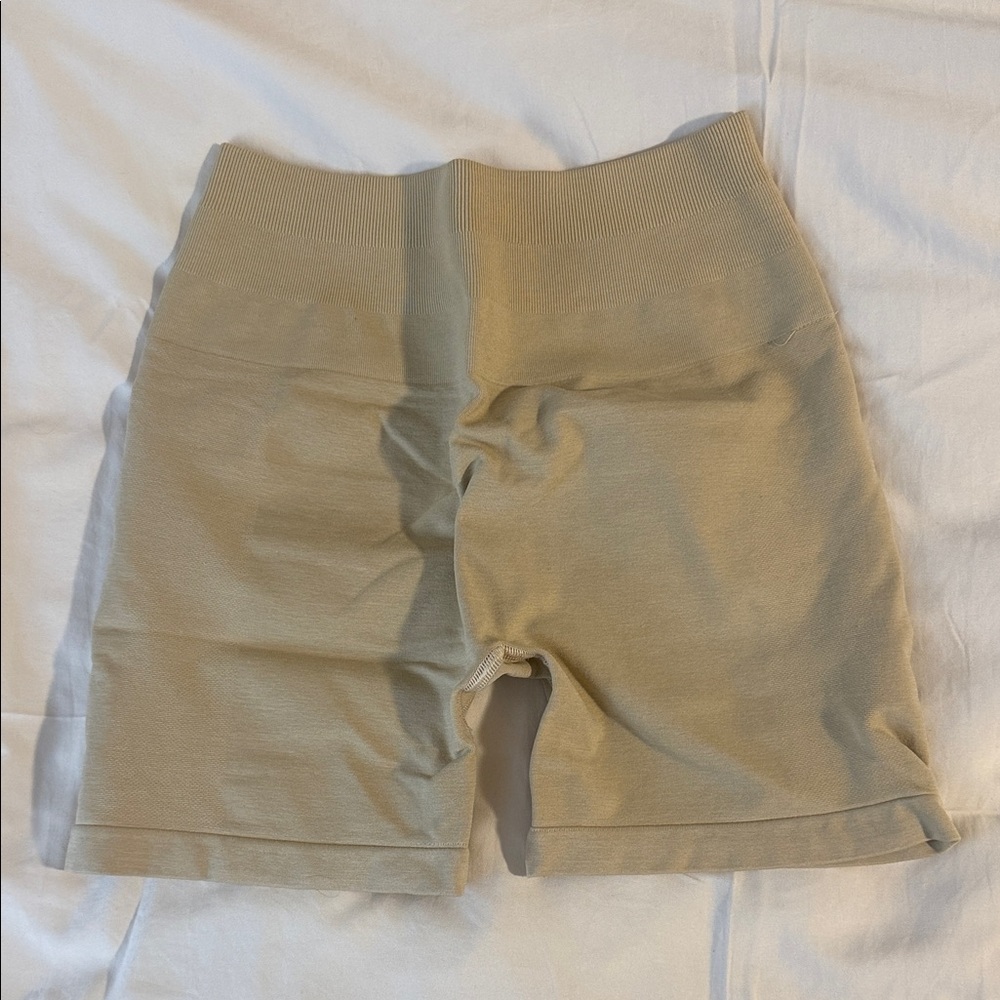 Alphalete Shorts Tan